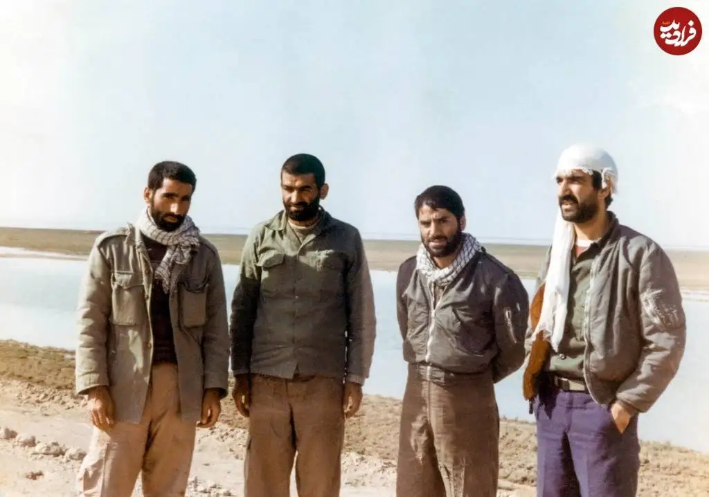 عکس؛ سفر در زمان؛ «سرلشکر بابایی» در کنار 3 رزمنده در خط مقدم جبهه؛ دهه 60