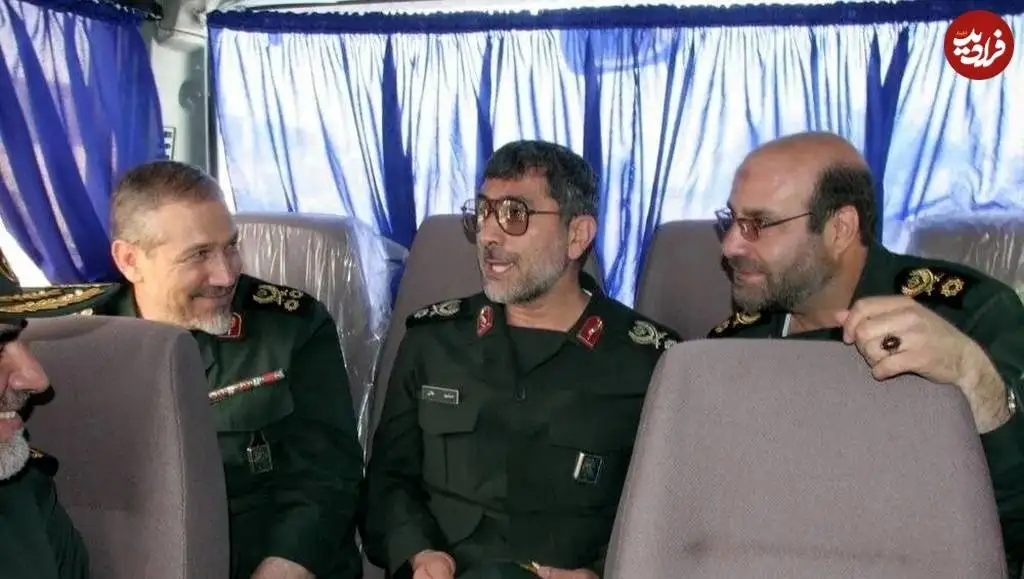 عکس؛ سفر در زمان؛ «سرلشکر رحیم صفوی و سردار قاآنی سوار بر یک ون در سفر»؛ دهه 80