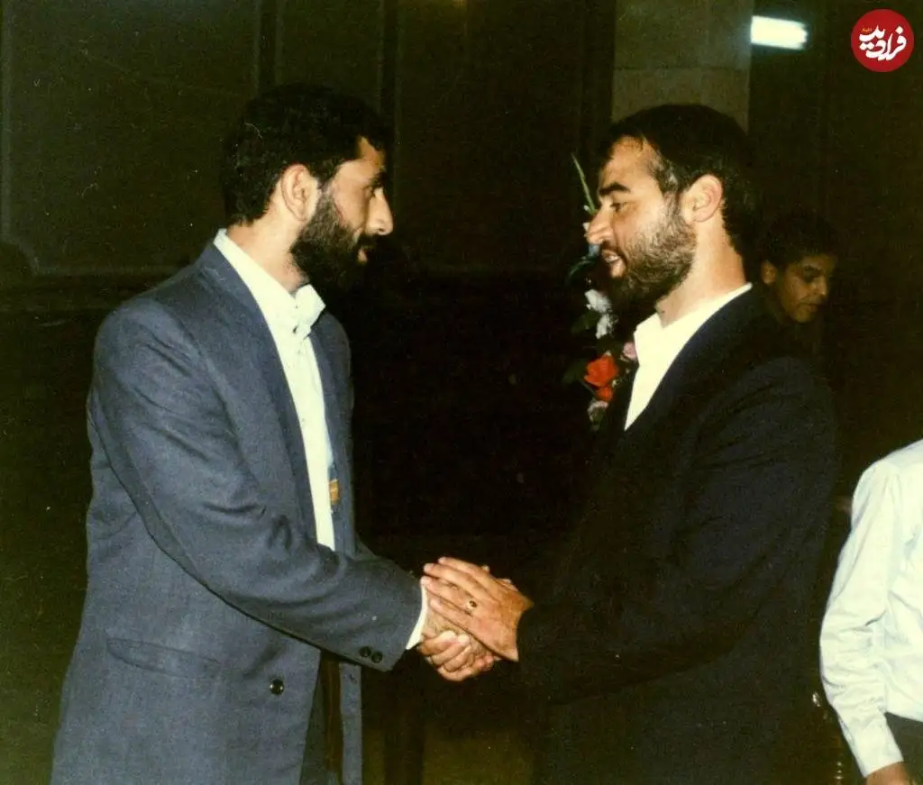 عکس؛ سفر در زمان؛ «سردار قاآنی با لباس شخصی در حاشیه یک مراسم»؛ دهه 70
