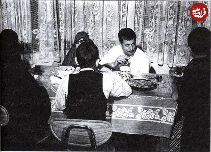 عکس؛ سفر به تاریخ؛ «هاشمی رفسنجانی» در کنار مادر و فرزندانش سر میز صبحانه؛ دهۀ 60