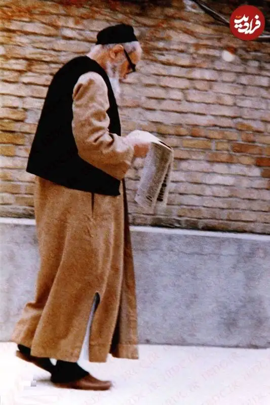 عکس؛ سفر به تاریخ؛ «امام خمینی» در حال قدم زدن در حیاط و خواندن روزنامه؛ دهۀ 60