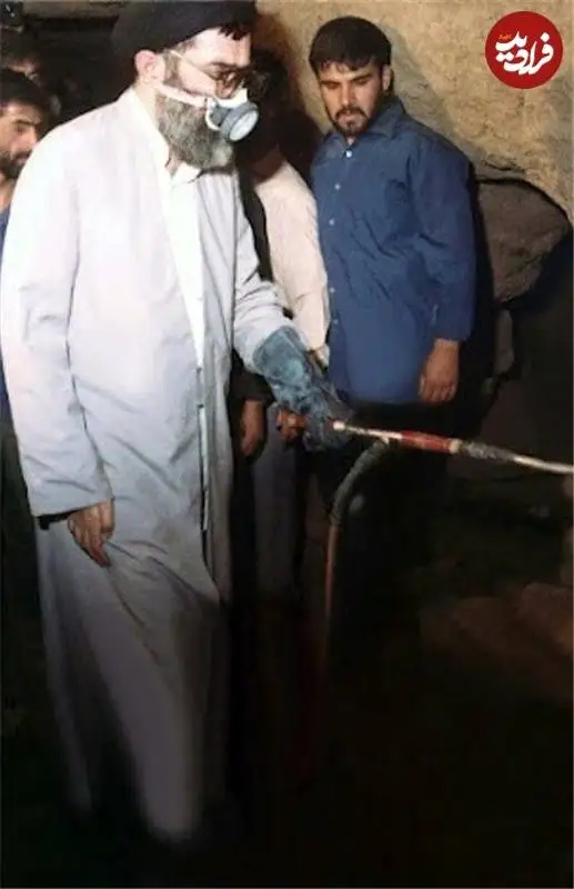 عکس؛ سفر به تاریخ؛ «رهبر انقلاب» با ماسک ضد گاز در بازدید از یک معدن؛ دهۀ 70