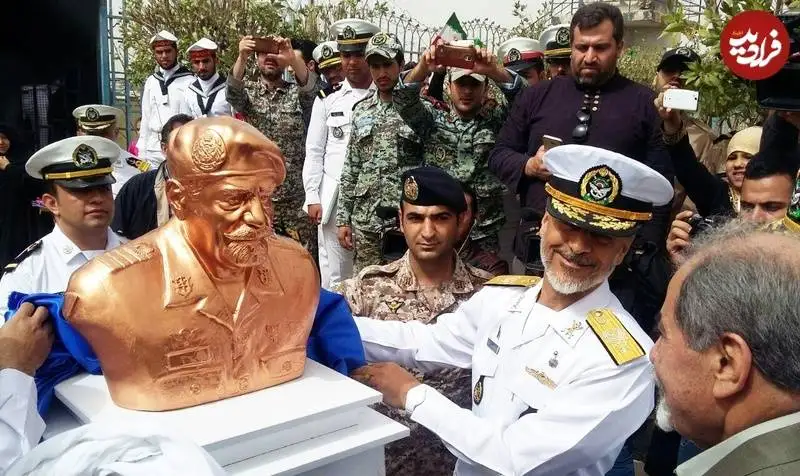 عکس؛ سفر به تاریخ؛ «دریادار سیاری» در حال رونمایی از مجسمۀ «ناخدا صمدی» در خرمشهر؛ سال 1395