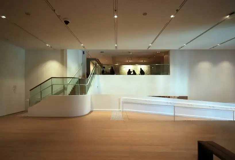 تصاویر؛ معماری جالب ساختمان موزه هنر دانشگاه چینی هنگ کنگ؛ بخشی از سازه روی هواست!