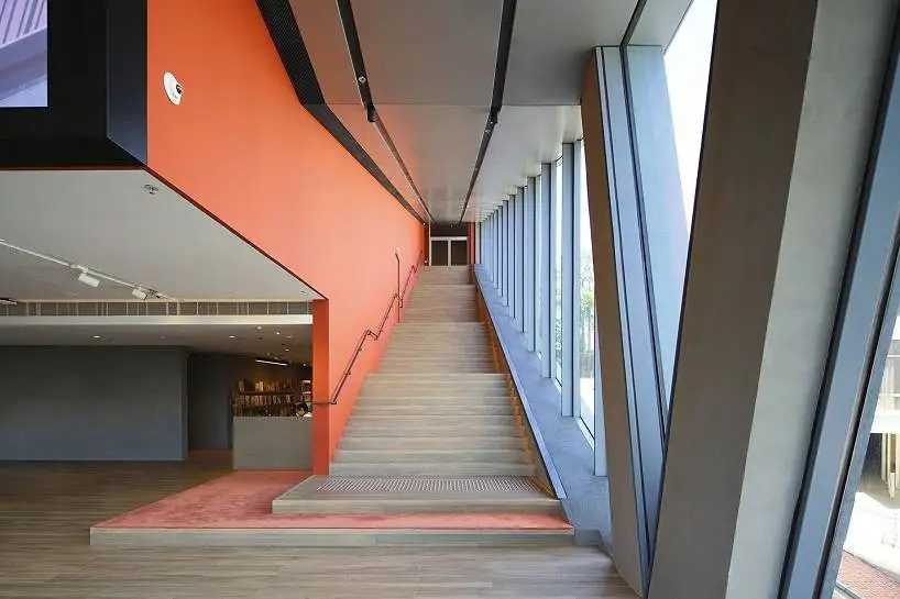 تصاویر؛ معماری جالب ساختمان موزه هنر دانشگاه چینی هنگ کنگ؛ بخشی از سازه روی هواست!