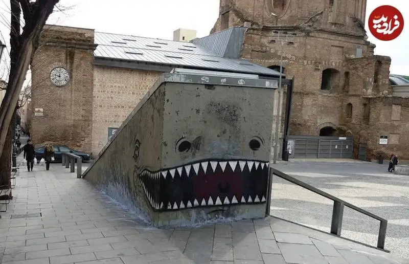 عکس؛ هنر خیابانی؛ خلاقیت هنرمندی که «ورودی مترو» را به «کوسه» تبدیل کرده است