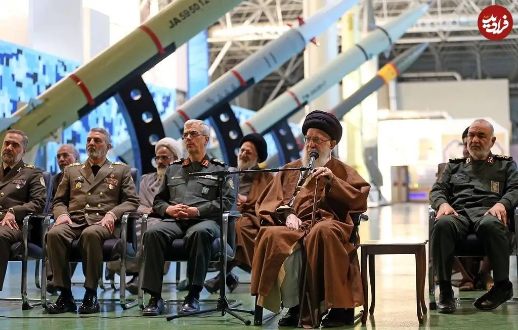 عکس؛ سفر در زمان؛ «سرلشکر باقری، موسوی، سلامی و رهبر انقلاب» در کنار موشک های بالستیک ایرانی؛ سال 1402