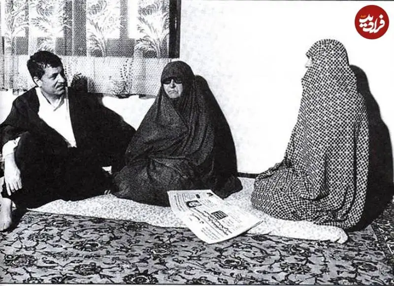 عکس؛ سفر به تاریخ؛ «هاشمی رفسنجانی» در کنار مادر و همسرش در منزل؛ دهۀ 60