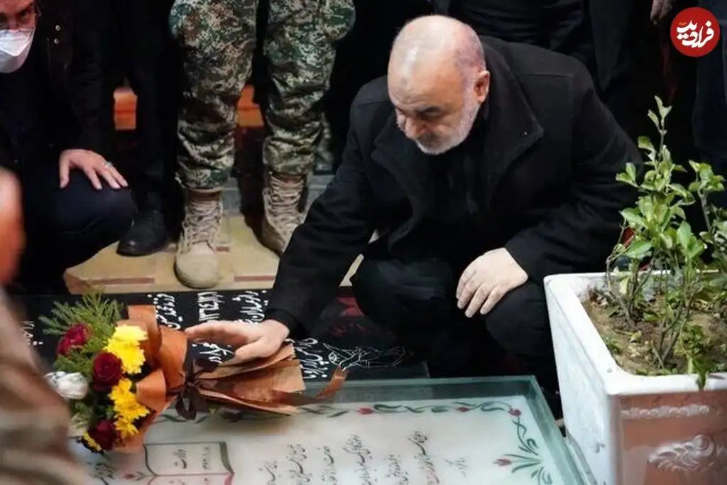 عکس؛ سفر در زمان؛ «سردار سلامی بر سر مزار سردار سلیمانی در کرمان»؛ سال 1401
