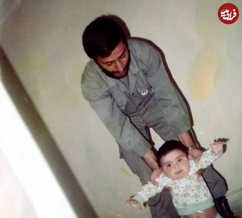 عکس؛ سفر به تاریخ؛ «شهید همت» با لباس نظامی در حال بازی با فرزند خردسالش