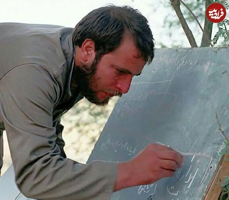 عکس؛ سفر به تاریخ؛ «محمدباقر قالیباف» پای تخته سیاه در حال آموزش نیروها در جبهه؛ دهۀ 60