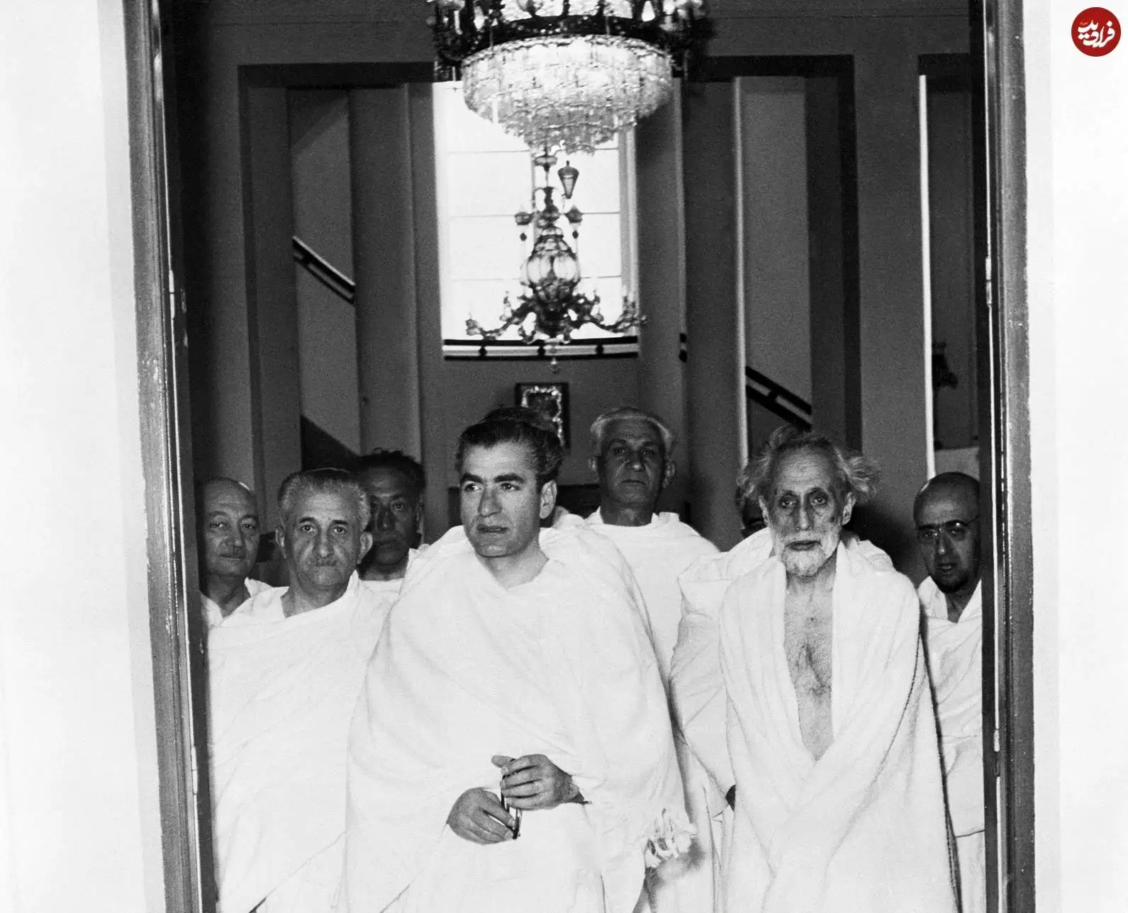 عکس؛ سفر در زمان؛ «محمدرضا پهلوی با لباس احرام در مراسم حج»؛ سال 1336