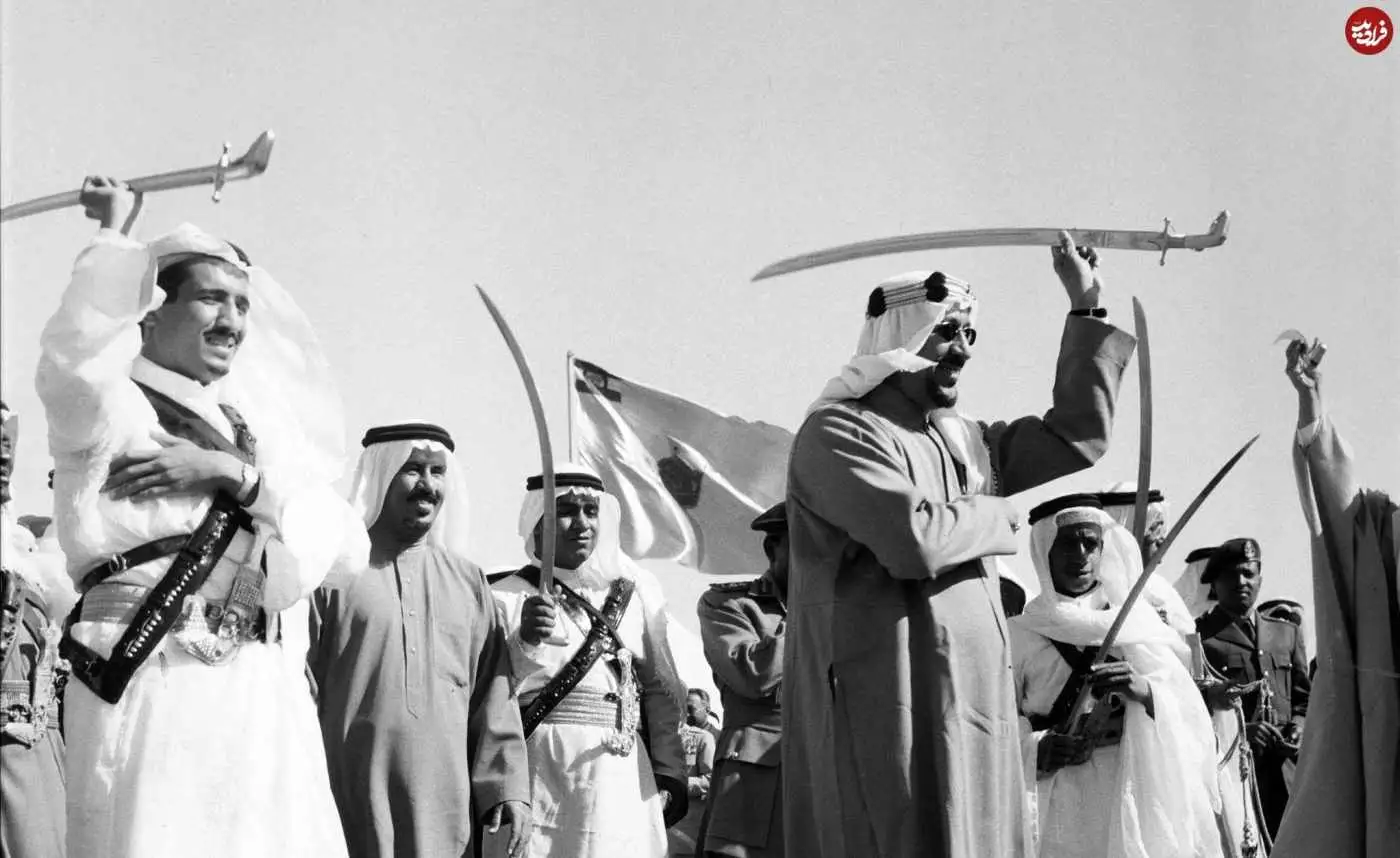 عکس؛ سفر در زمان؛ «ملک سعود، پادشاه عربستان و برادرش ملک سلمان» در حال رقص شمشیر؛ سال 1336