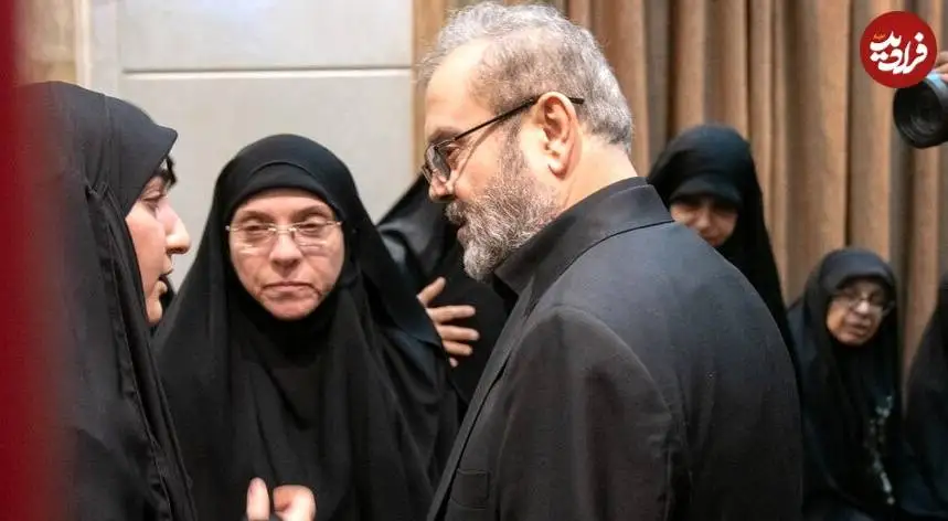 عکس؛ سفر در زمان؛ «زینب سلیمانی در حال گفتگو با عموی همسرش»؛ سال 1403