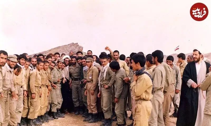 تصویر؛ سفر در زمان؛ عکس یادگاری «سردار سلیمانی» با رزمنده های لشکرش؛ دهه 60