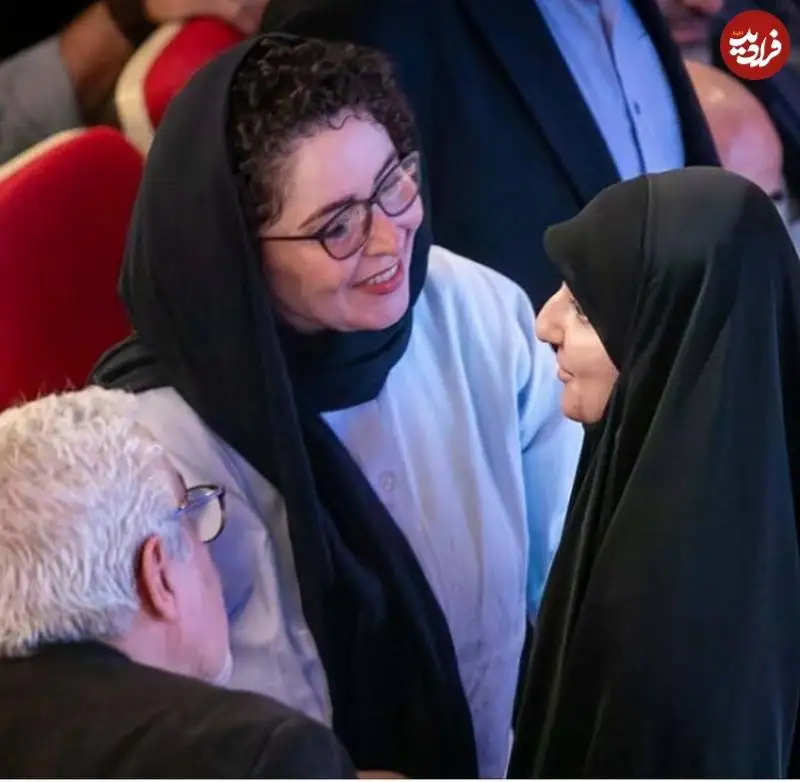 عکس؛ سفر به تاریخ؛ «زینب، دختر سردار سلیمانی» در حال گفتگو با «ژاله صامتی» در یک مراسم