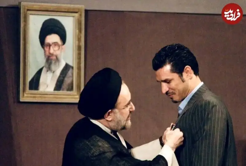 عکس؛ سفر به تاریخ؛ «علی دایی» در حال دریافت نشان لیاقت از دست «سید محمد خاتمی»؛ سال 83