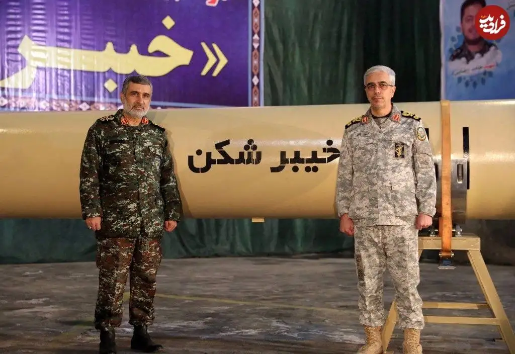 عکس؛ سفر در زمان؛ «سرلشکر باقری و سردار حاجی زاده» در کنار موشک خیبرشکن؛ سال 1403