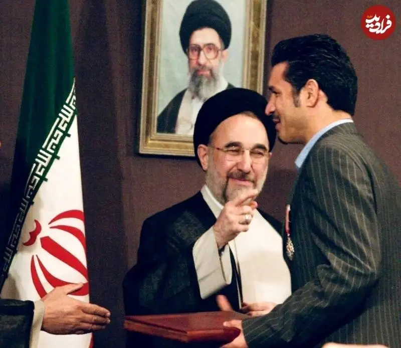عکس؛ سفر به تاریخ؛ «علی دایی» در حال دریافت نشان لیاقت از دست «سید محمد خاتمی»؛ سال 83