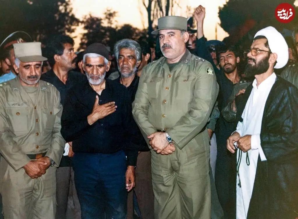 عکس؛ سفر در زمان؛ «امیر سرتیپ سهرابی، فرمانده ارتش در کنار پدر شهید بابایی»؛ سال 66