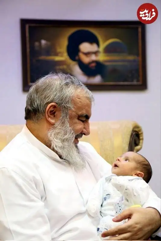 عکس؛ سفر به تاریخ؛ نوۀ خردسال «سید حسن نصرالله» در آغوش پدربزرگ؛ سال 1402