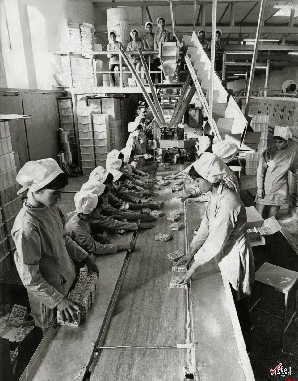 عکس؛ سفر در زمان؛ 1352؛ کارخانه بیسکوییت سازی در تهران