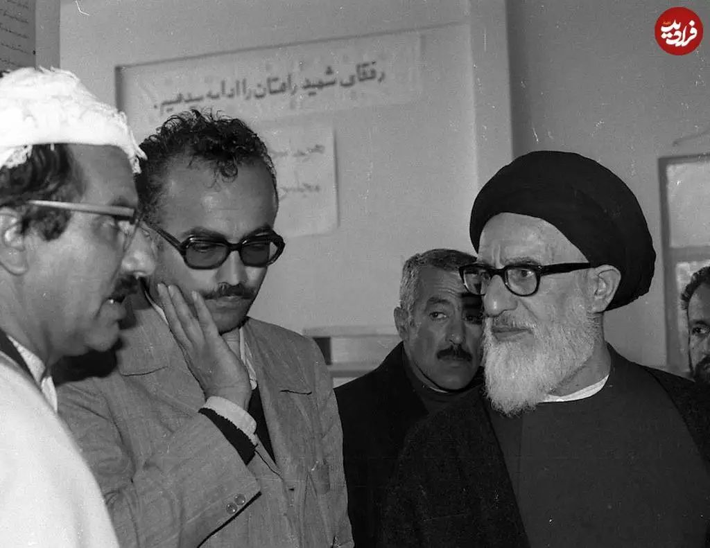 عکس؛ سفر در زمان؛ «آیت الله طالقانی» در حال گفت وگو با نمایندگان کردها در سنندج؛ سال 1358