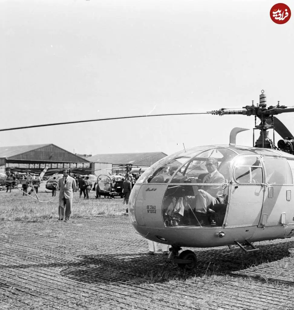 عکس؛ سفر در زمان؛ «محمدرضا پهلوی» در حال پرواز با هلیکوپتر آلوئت 3؛ سال 1337