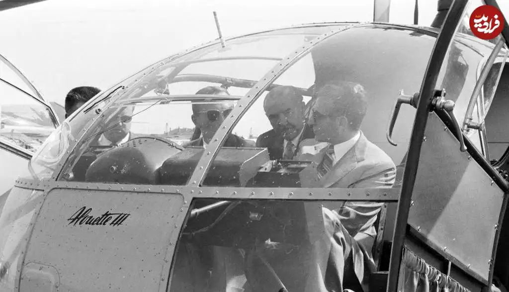 عکس؛ سفر در زمان؛ «محمدرضا پهلوی» در حال پرواز با هلیکوپتر آلوئت 3؛ سال 1337