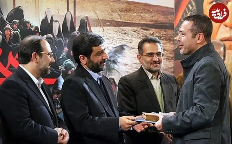 عکس؛ سفر به تاریخ؛ «مختار ثقفی» در حال خوش و بش با «عزت الله ضرغامی» در یک مراسم؛ سال 1390