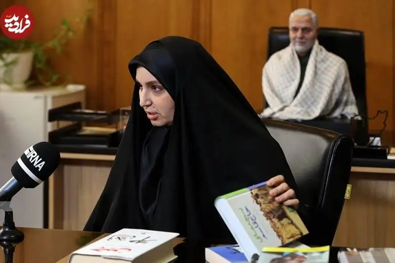 عکس؛ سفر به تاریخ؛ «نرجس، دختر سردار سلیمانی» در کنار مجسمۀ پدرش در شورای شهر تهران؛ سال 1401