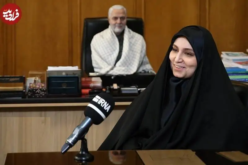 عکس؛ سفر به تاریخ؛ «نرجس، دختر سردار سلیمانی» در کنار مجسمۀ پدرش در شورای شهر تهران؛ سال 1401