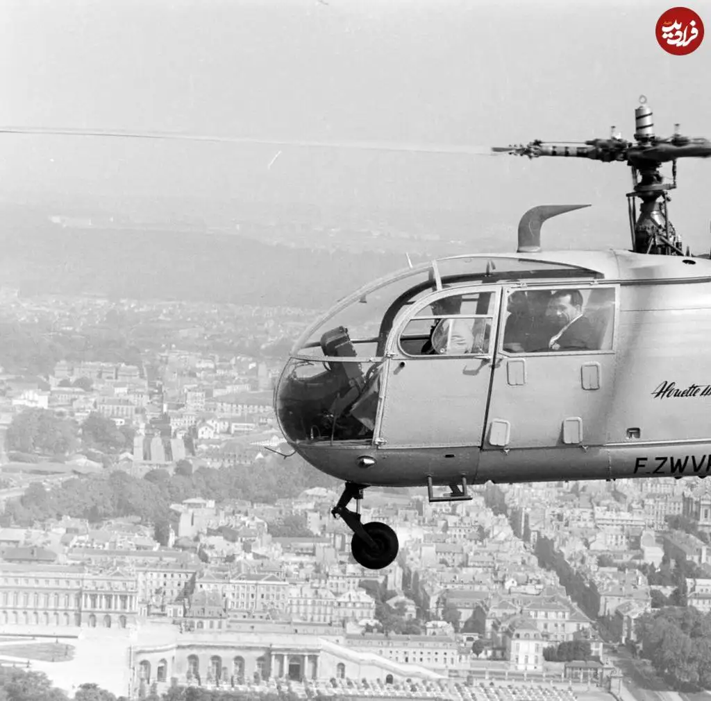 عکس؛ سفر در زمان؛ «محمدرضا پهلوی» در حال پرواز با هلیکوپتر آلوئت 3؛ سال 1337