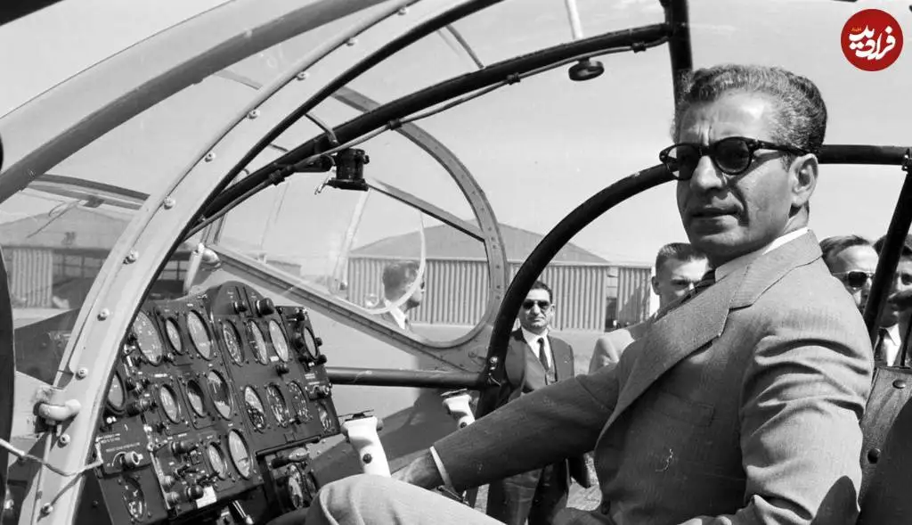 عکس؛ سفر در زمان؛ «محمدرضا پهلوی» در حال پرواز با هلیکوپتر آلوئت 3؛ سال 1337