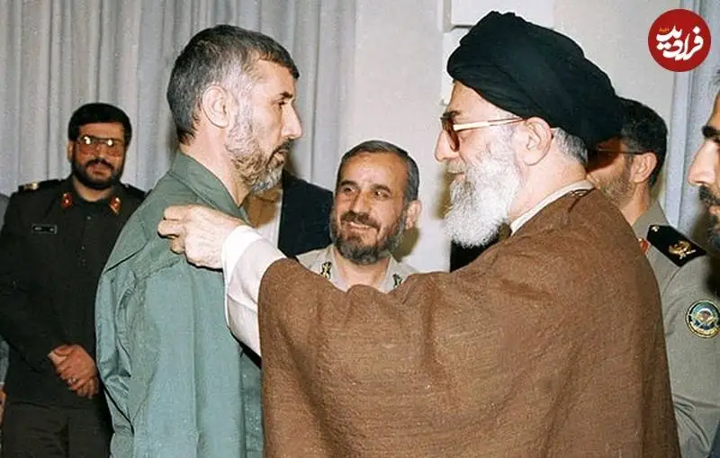 عکس؛ سفر به تاریخ؛ دیدار «رهبر انقلاب» با «شهید لشگری، آخرین اسیر ایرانی در عراق»؛ سال 1377