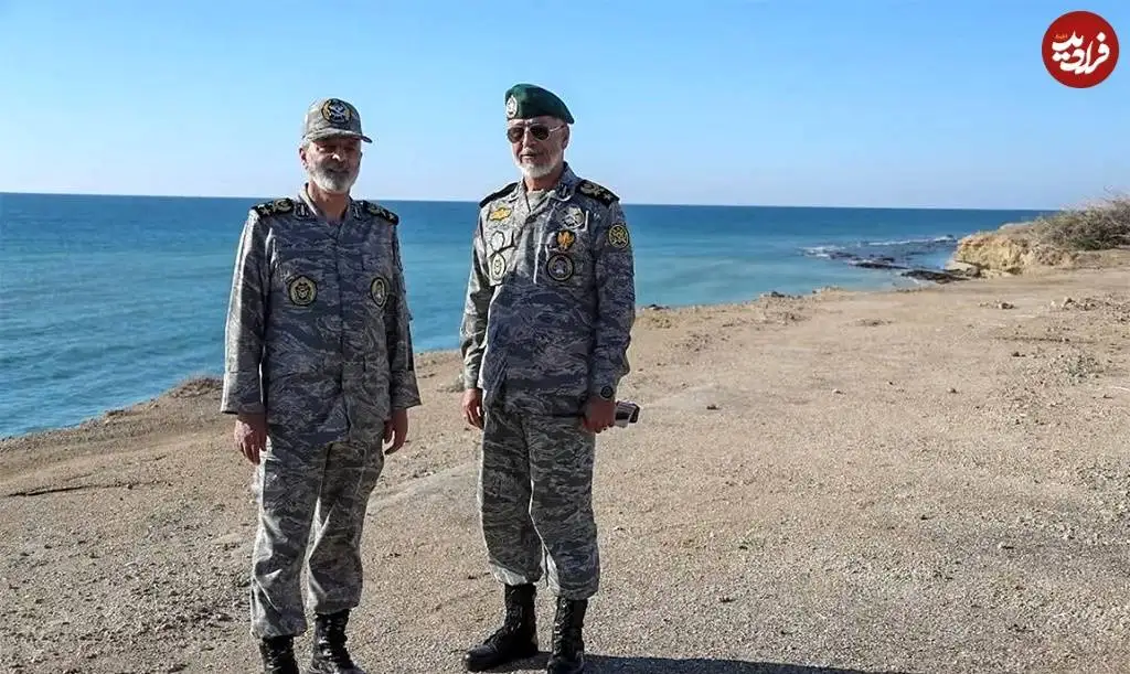 عکس؛ سفر در زمان؛ «سرلشکر موسوی و دریادار سیاری» در کنار دریا؛ سال 1401