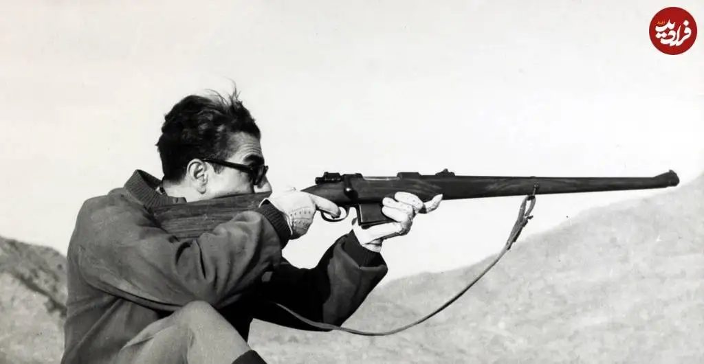 عکس؛ سفر در زمان؛ «محمدرضا پهلوی» در حال شکار خرگوش در یک شکارگاه؛ سال 1338