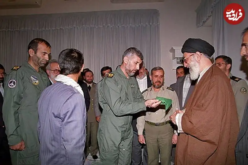 عکس؛ سفر به تاریخ؛ دیدار «رهبر انقلاب» با «شهید لشگری، آخرین اسیر ایرانی در عراق»؛ سال 1377