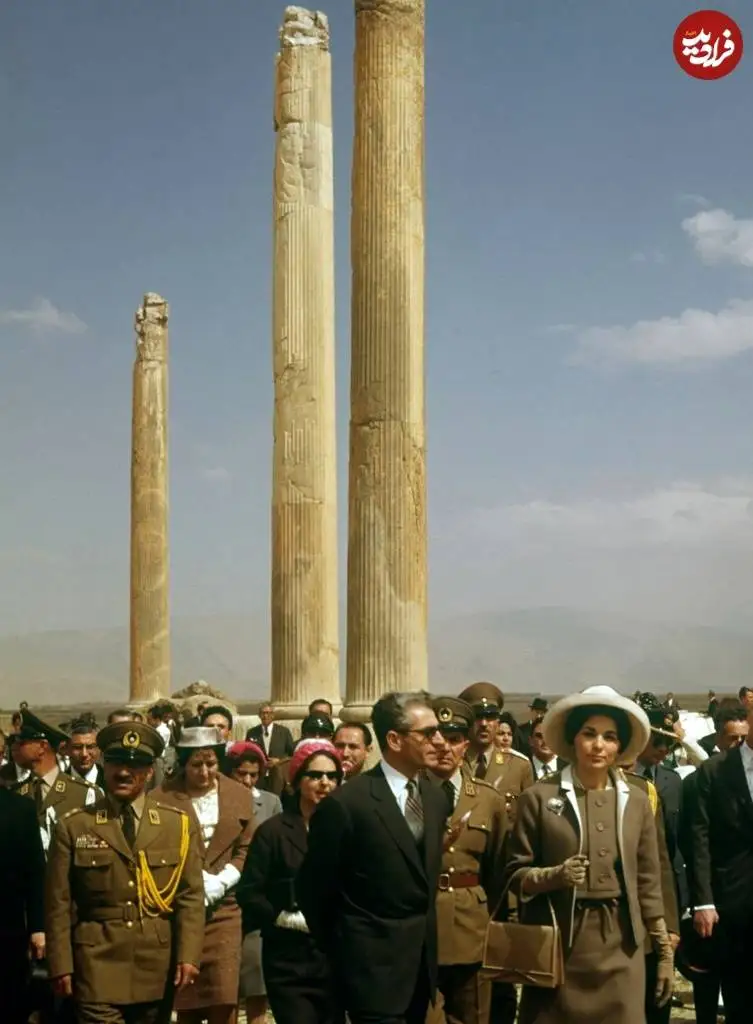 عکس؛ سفر در زمان؛ «محمدرضا پهلوی، همسر سوم و همراهان» در تخت جمشید؛ سال 1339