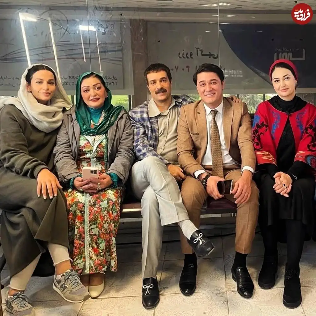 عکس؛ سفر در زمان؛ «ارسطو و بازیگران تاجیک» در پشت صحنه سریال پایتخت 7؛ سال 1403