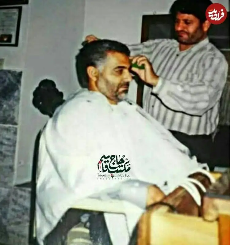 عکس؛ سفر به تاریخ؛ «سردار سلیمانی» در حال کوتاه کردن موهایش در آرایشگاه؛ دهۀ 80