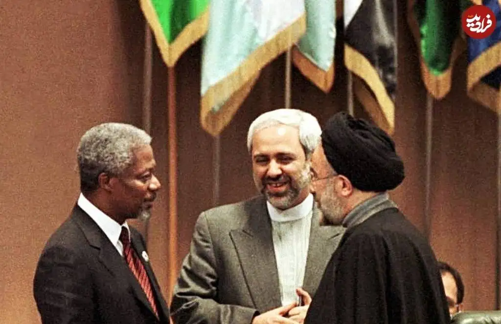 عکس؛ سفر در زمان؛ «ظریف در کنار سیدمحمد خاتمی» در حاشیه یک نشست؛ سال 76