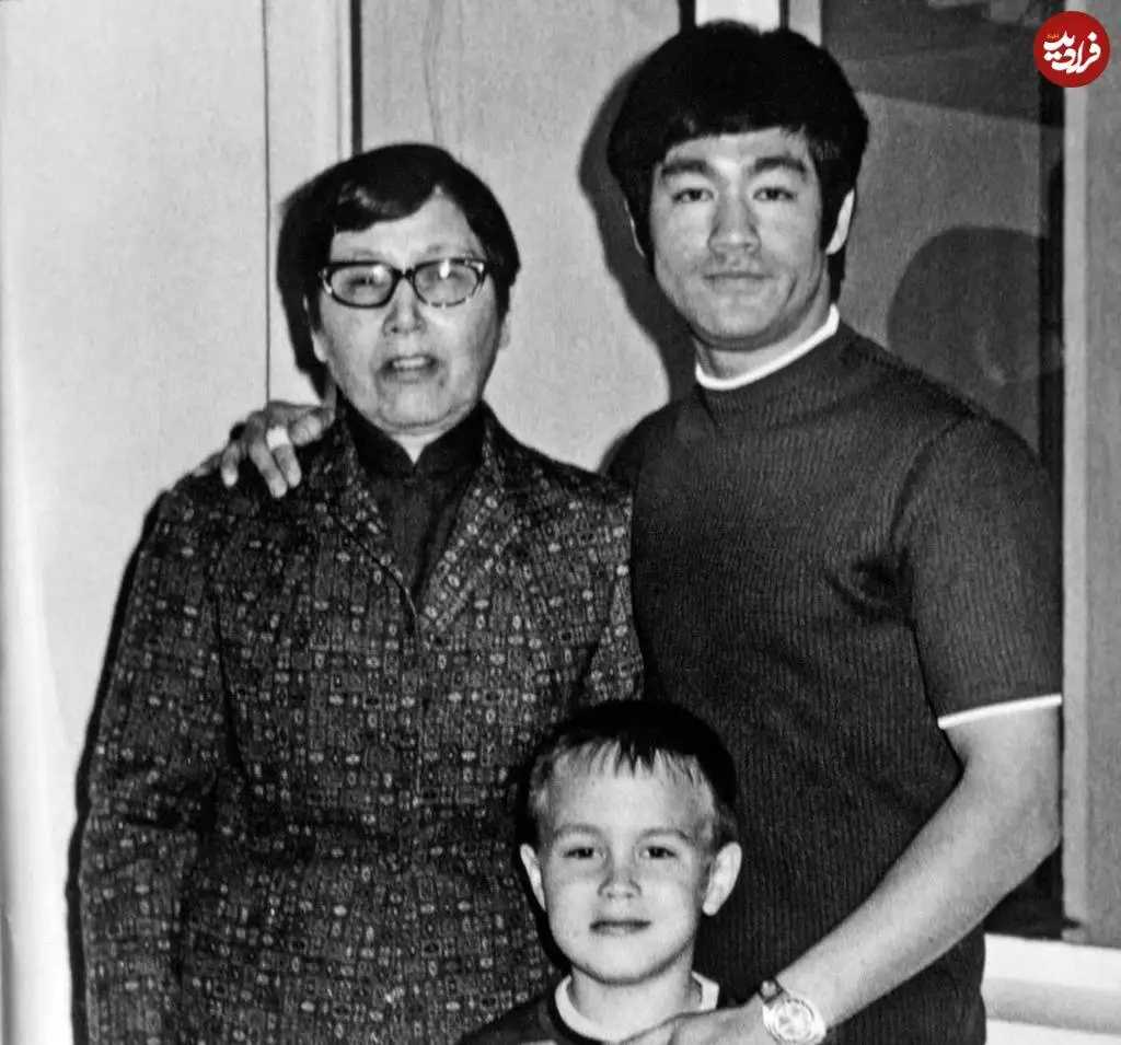 عکس؛ سفر در زمان؛ «بروسلی در کنار مادر و پسرش» 4 سال قبل فوت؛ سال 1348