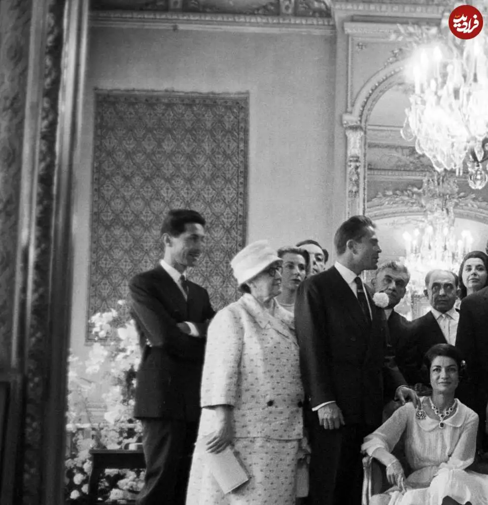 عکس؛ سفر در زمان؛ «اشرف پهلوی در کنار مهمانان جشن عروسی سوم اش»؛ سال 1339