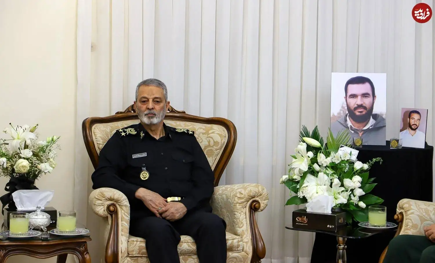 عکس؛ سفر در زمان؛ «سرلشکر موسوی» در کنار قاب عکس های جوانی سردار سلامی