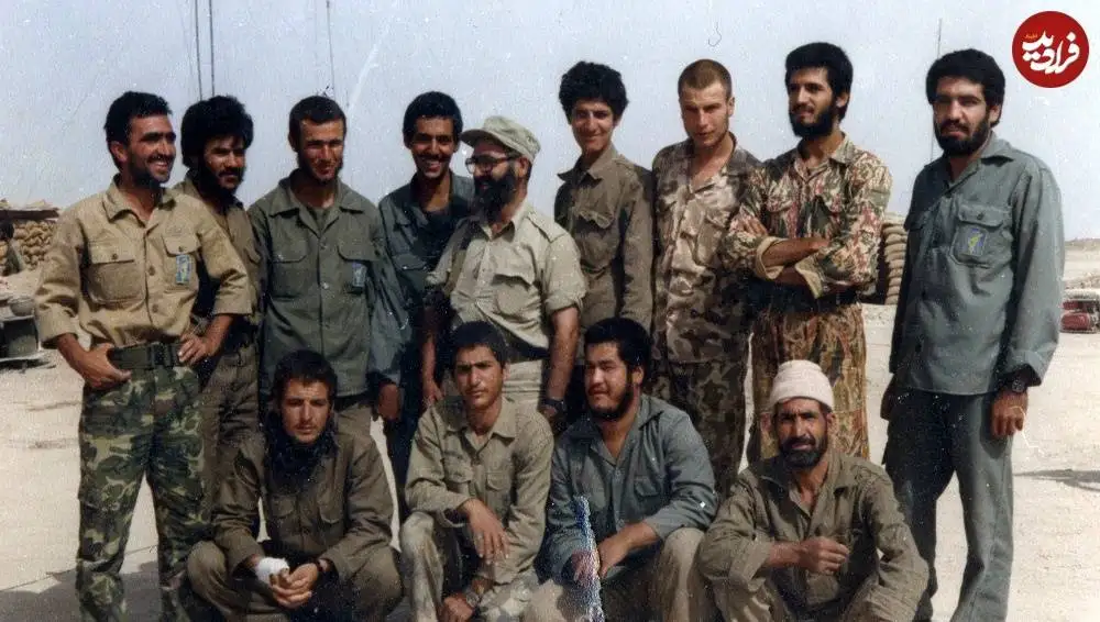 عکس؛ سفر در زمان؛ «قالیباف با سر تراشیده و لباس نظامی» در میان رزمنده ها؛ دهه 60