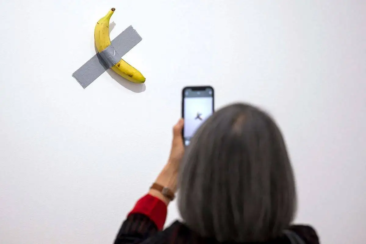 موز معروف در نمایشگاه هنری خورده شد!