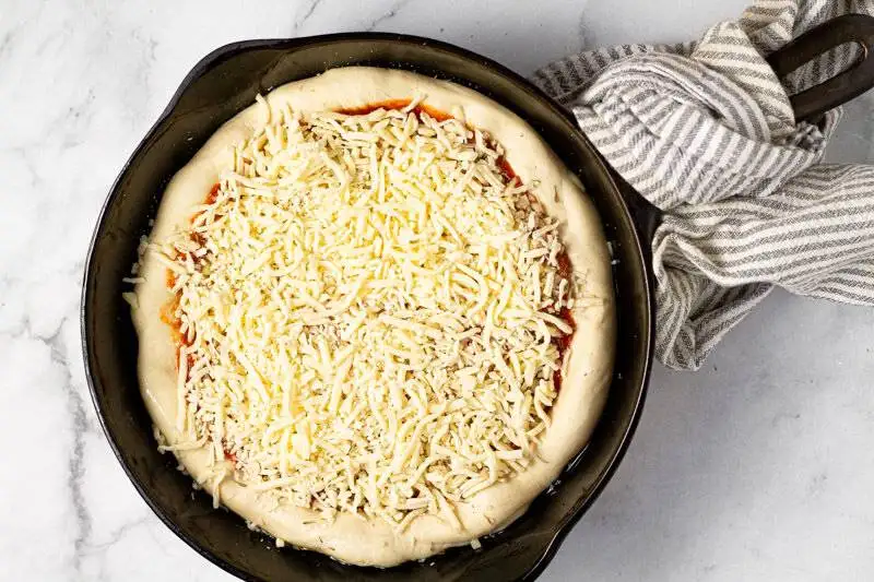 طرز تهیه پیتزای مخلوط خانگی و خوشمزه