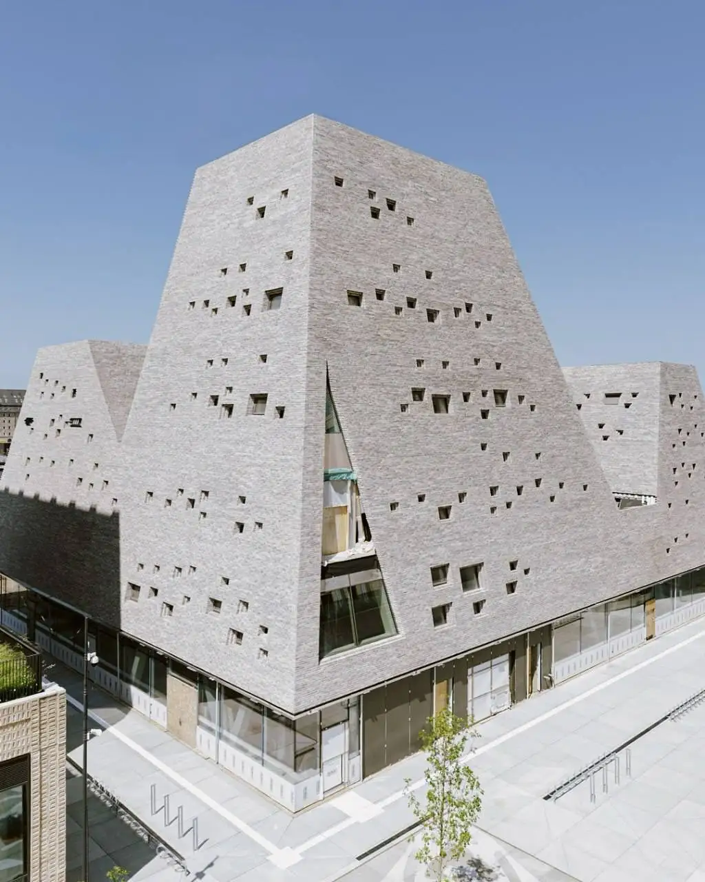 تصاویر؛ معماری چالشی در دانمارک؛ یک ساختمان کاملا متفاوت