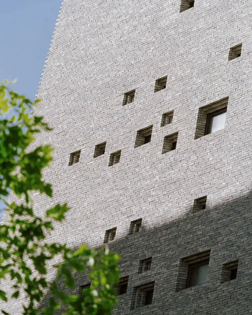 تصاویر؛ معماری چالشی در دانمارک؛ یک ساختمان کاملا متفاوت